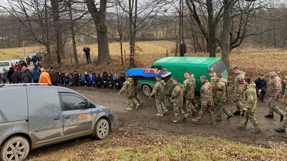 На Прикарпатті на колінах попрощалися з 23-річним воїном Дмитром Дуткою