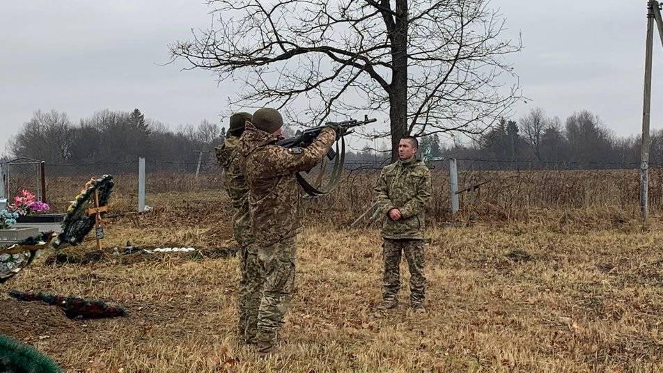 На Прикарпатті на колінах попрощалися з 23-річним воїном Дмитром Дуткою