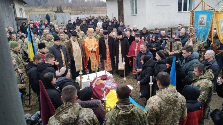 На Прикарпатті на колінах попрощалися з 23-річним воїном Дмитром Дуткою