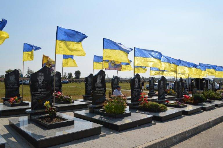 На міському кладовищі у Чукалівці поховали чотирьох бійців з числа ВПО