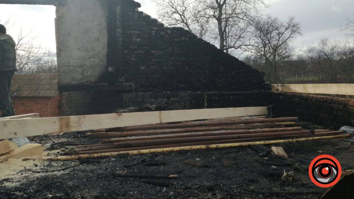 На Франківщині під час пожежі у будинку зазнав опіків чоловік,прикарпатські рятувальники,пожежа у Гвіздці