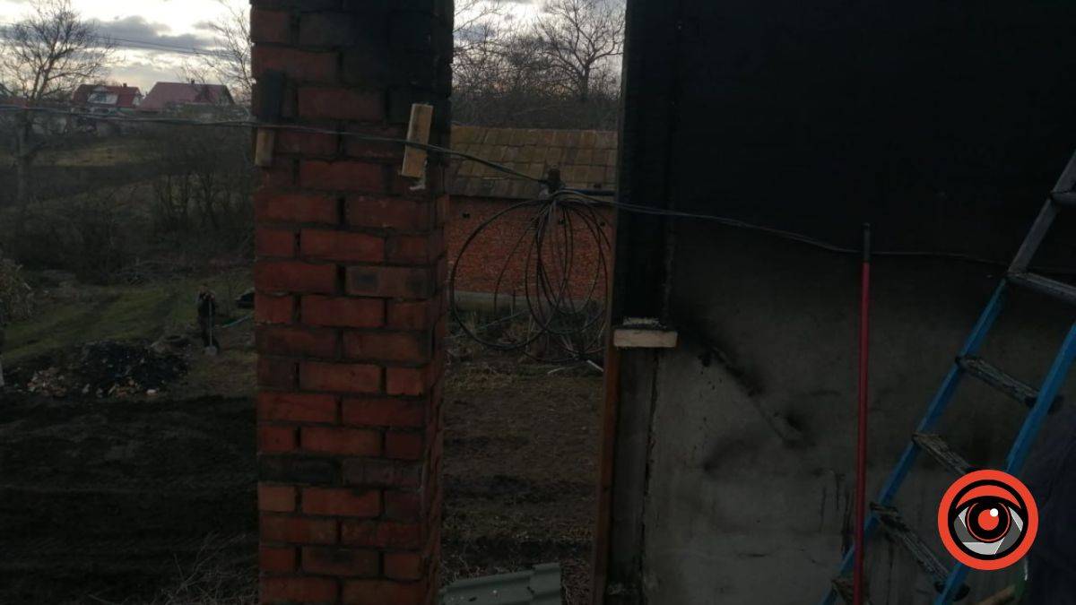 На Франківщині під час пожежі у будинку зазнав опіків чоловік,прикарпатські рятувальники,пожежа у Гвіздці