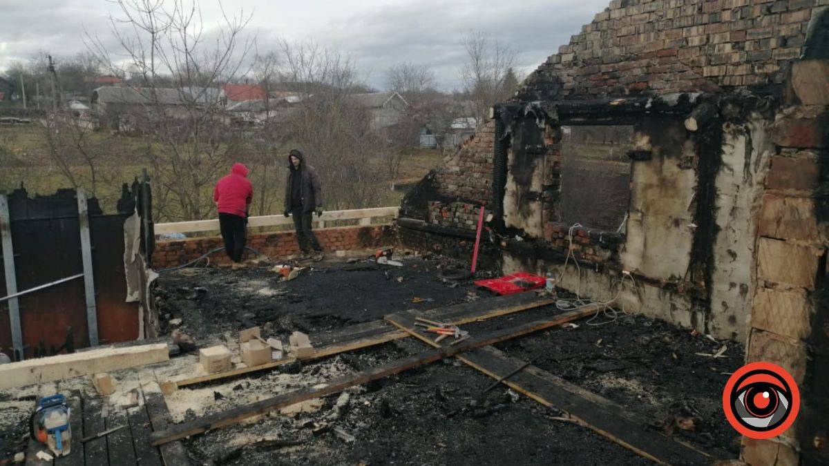 На Франківщині під час пожежі у будинку зазнав опіків чоловік,прикарпатські рятувальники,пожежа у Гвіздці