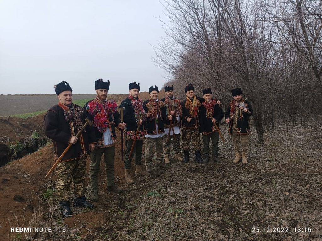 Воїни з Верховинщини показали, як колядують на передовій