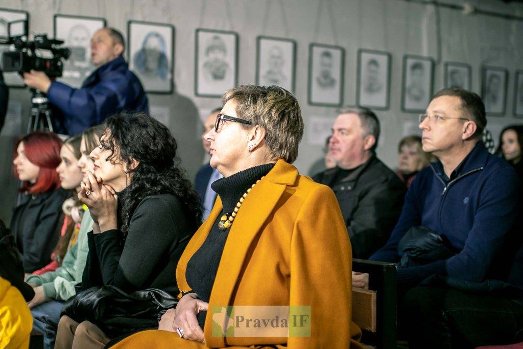 виставка портретів полеглих військових,Виставка портретів Звитяжці,Письменник Богдан Томенчук