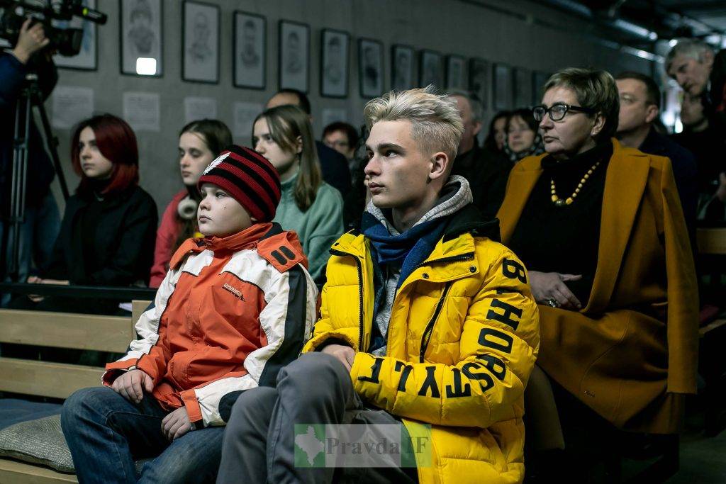 виставка портретів полеглих військових,Виставка портретів Звитяжці,Письменник Богдан Томенчук