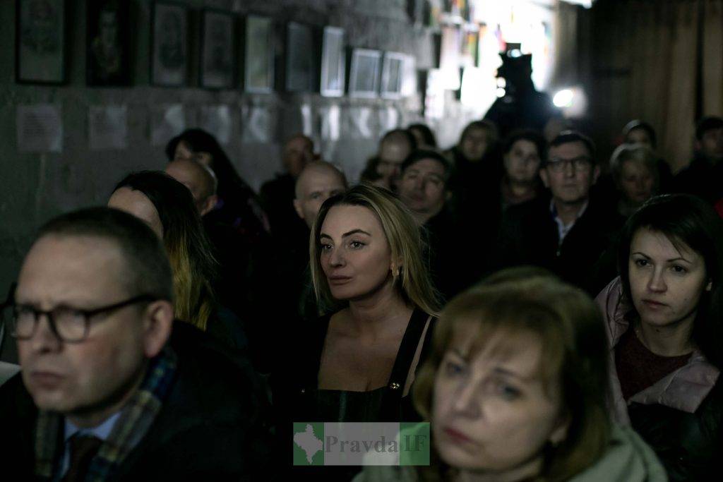 виставка портретів полеглих військових,Виставка портретів Звитяжці,Письменник Богдан Томенчук