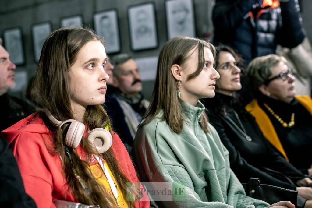 виставка портретів полеглих військових,Виставка портретів Звитяжці,Письменник Богдан Томенчук