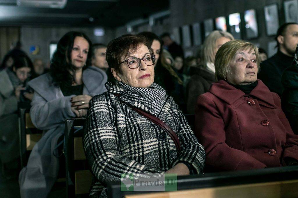 виставка портретів полеглих військових,Виставка портретів Звитяжці,Письменник Богдан Томенчук