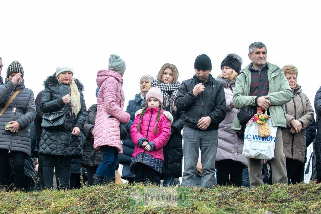 Водохреща: у Франківську сотні містян зібралися на Бистриці аби освятити воду