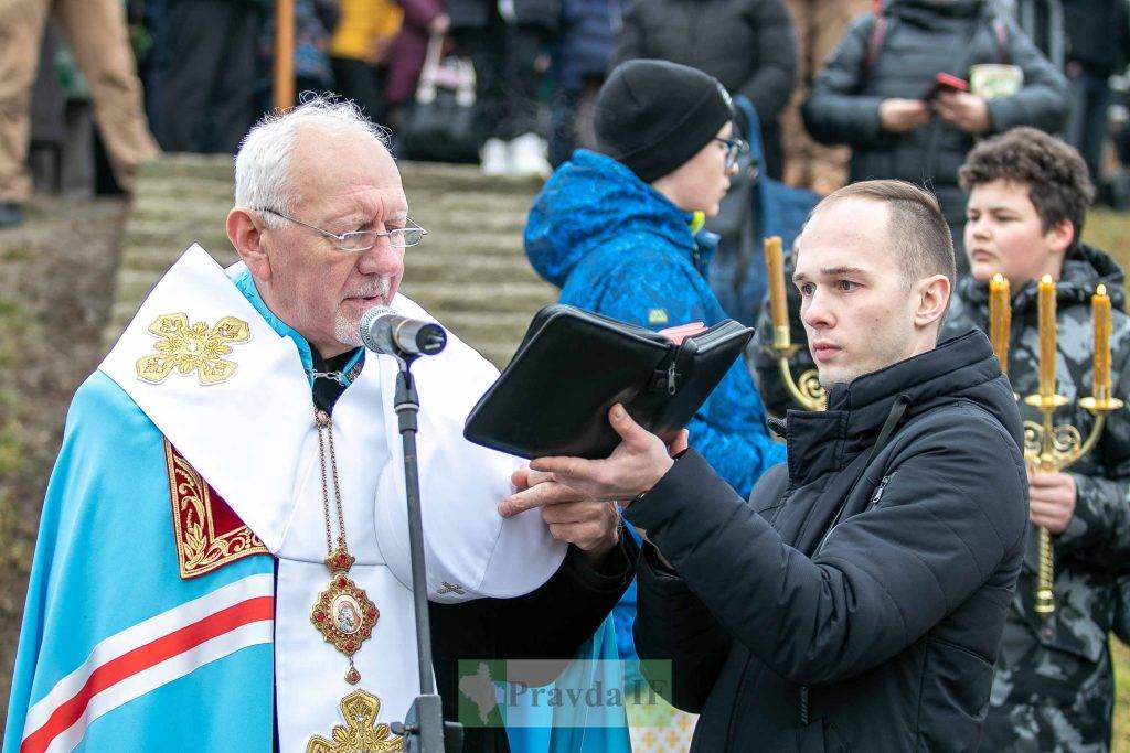 Водохреща: у Франківську сотні містян зібралися на Бистриці аби освятити воду