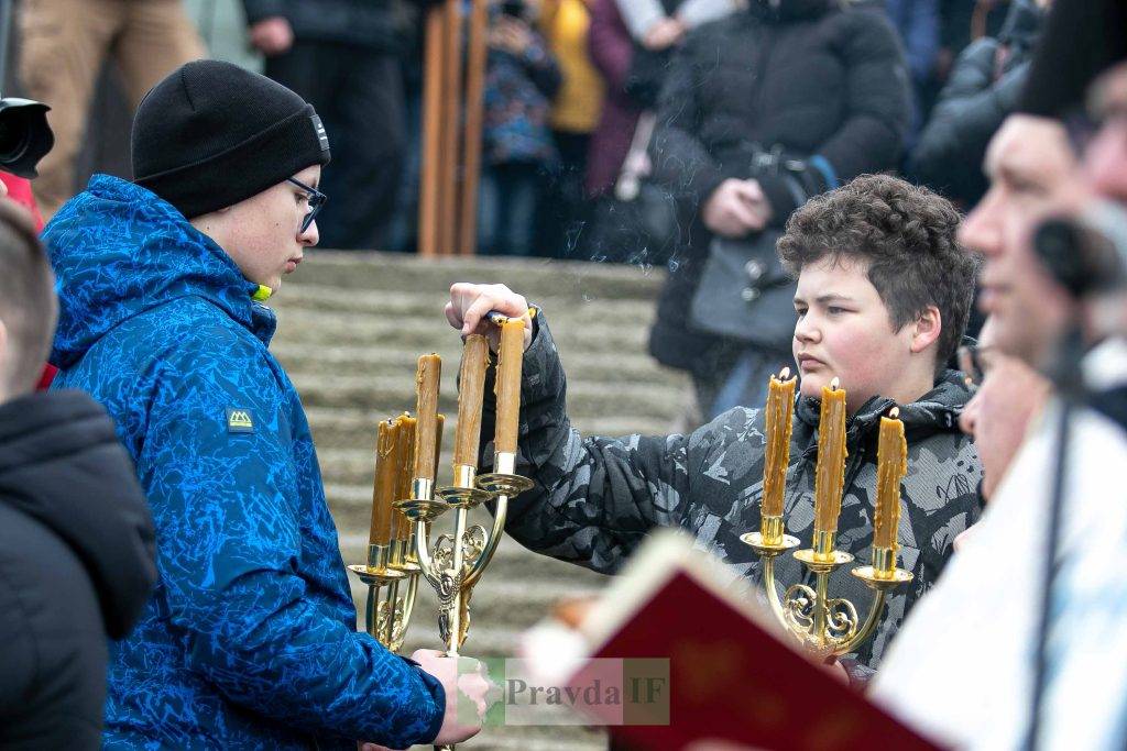 Водохреща: у Франківську сотні містян зібралися на Бистриці аби освятити воду