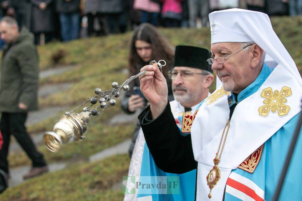 Водохреща: у Франківську сотні містян зібралися на Бистриці аби освятити воду