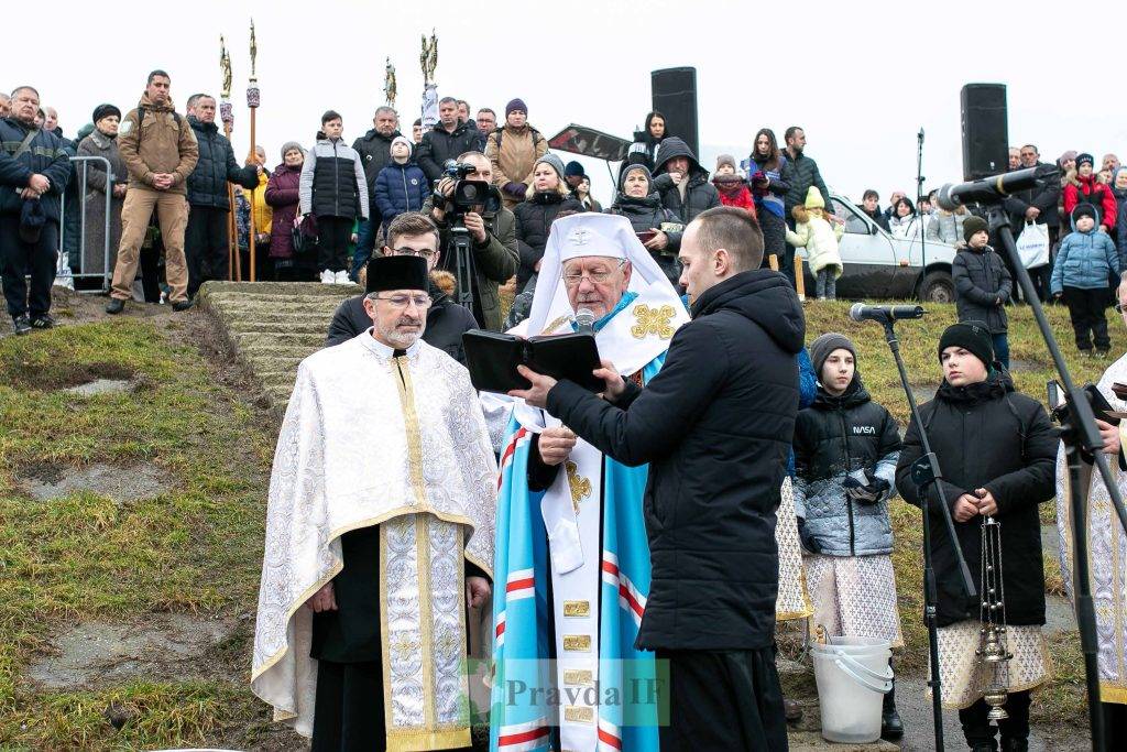 Водохреща: у Франківську сотні містян зібралися на Бистриці аби освятити воду