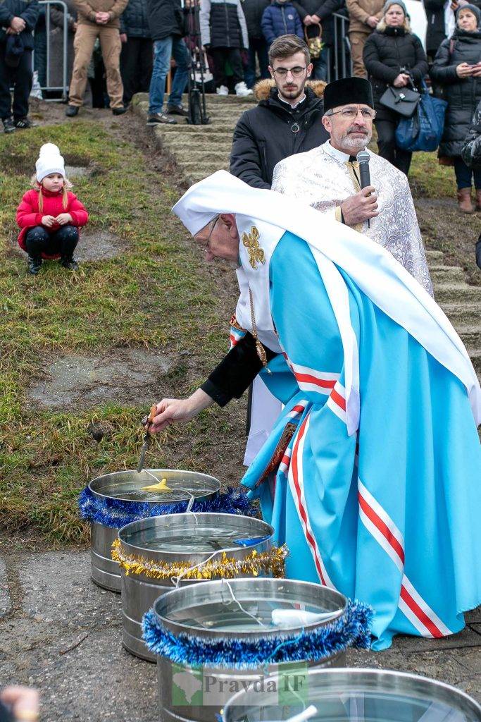 Водохреща: у Франківську сотні містян зібралися на Бистриці аби освятити воду