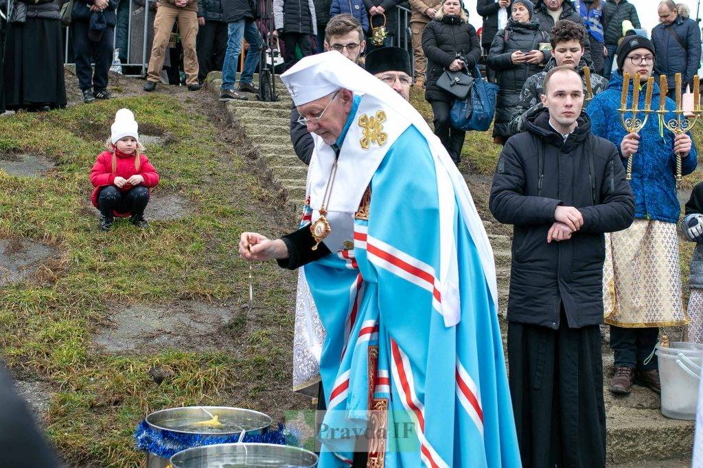 Водохреща: у Франківську сотні містян зібралися на Бистриці аби освятити воду