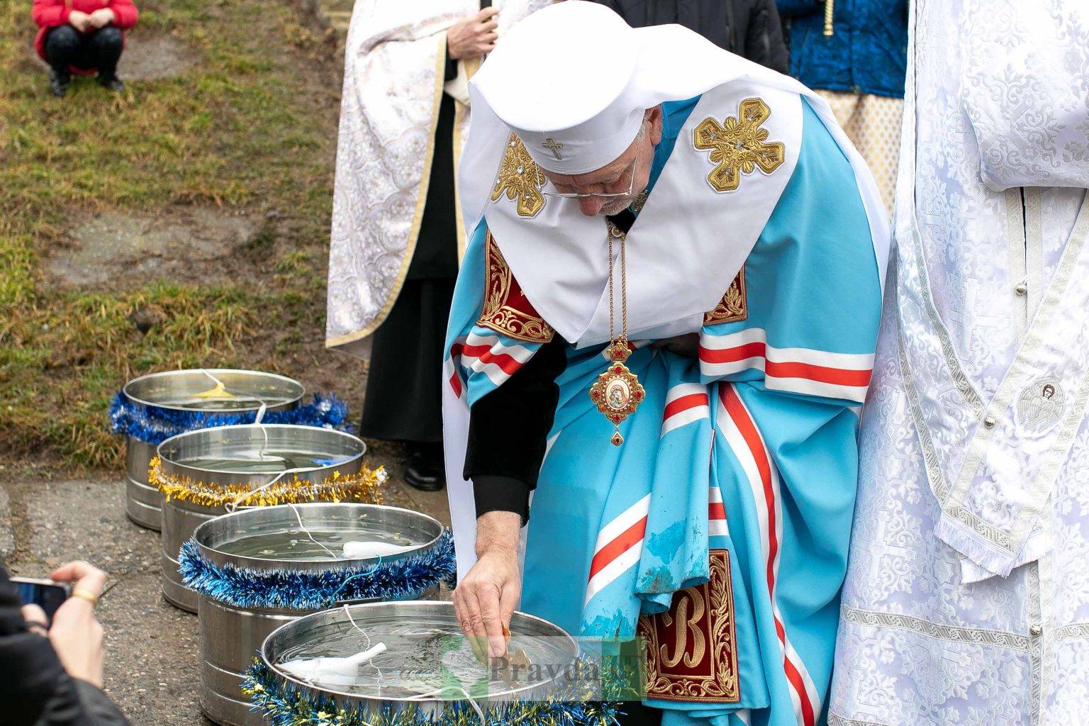 Водохреща: у Франківську сотні містян зібралися на Бистриці аби освятити воду