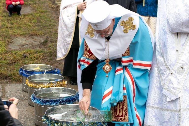 Водохреща: у Франківську сотні містян зібралися на Бистриці аби освятити воду