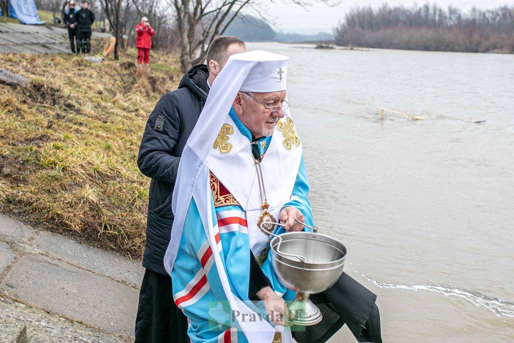 Водохреща: у Франківську сотні містян зібралися на Бистриці аби освятити воду