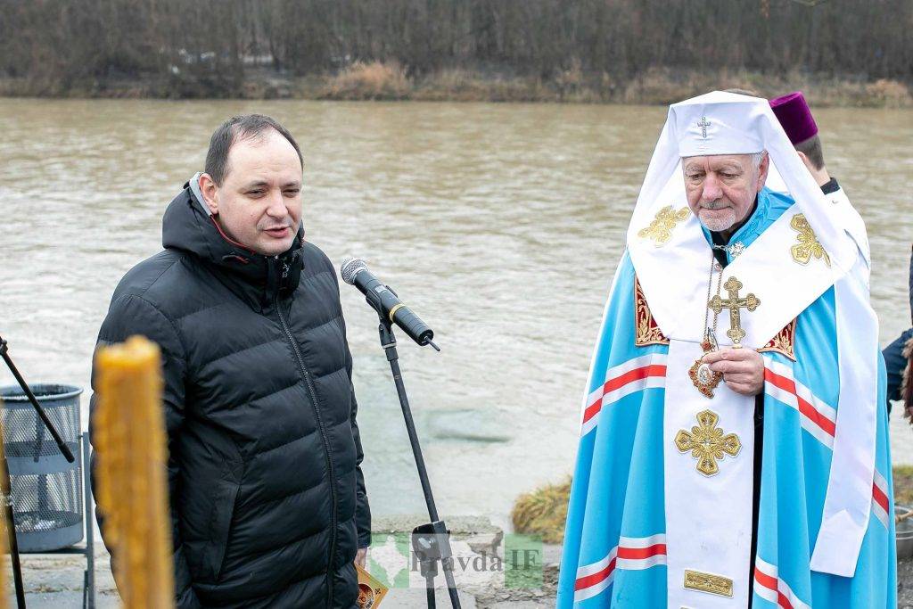 Водохреща: у Франківську сотні містян зібралися на Бистриці аби освятити воду