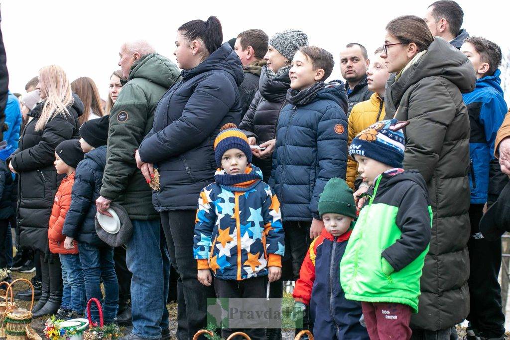 Водохреща: у Франківську сотні містян зібралися на Бистриці аби освятити воду