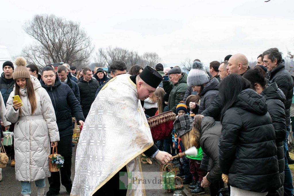 Водохреща: у Франківську сотні містян зібралися на Бистриці аби освятити воду