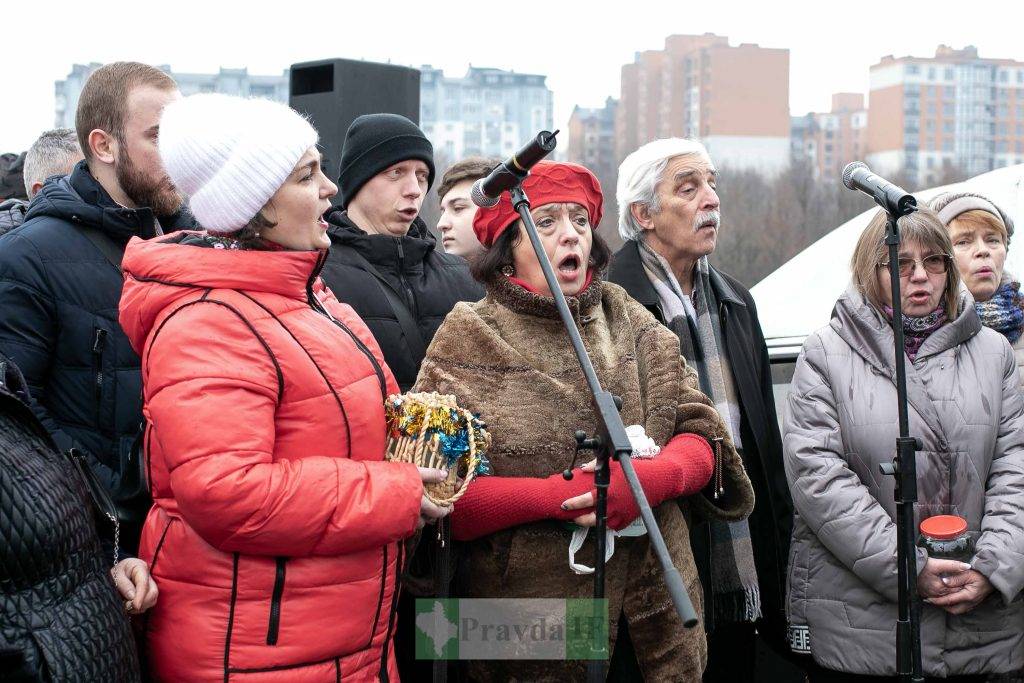 Водохреща: у Франківську сотні містян зібралися на Бистриці аби освятити воду