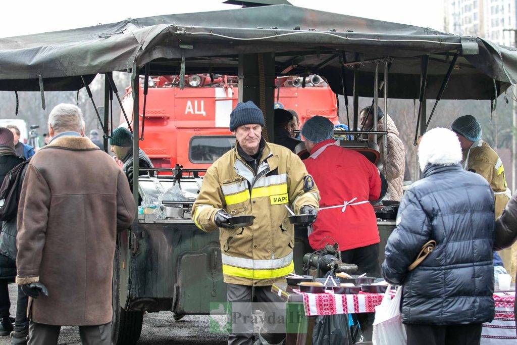 Водохреща: у Франківську сотні містян зібралися на Бистриці аби освятити воду