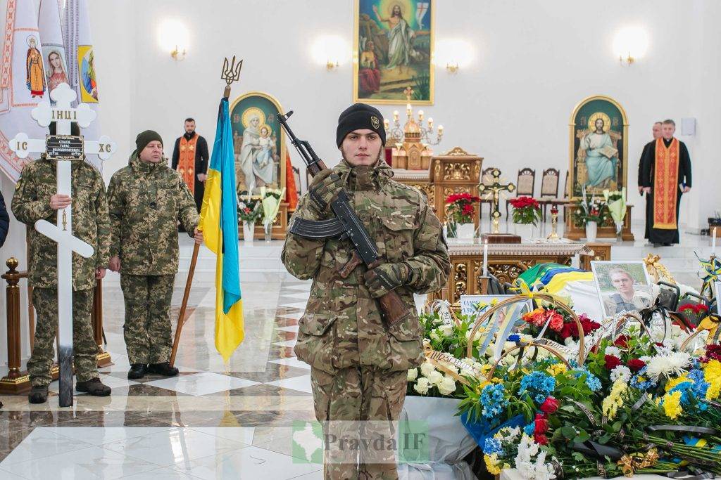 Франківці провели в останню путь 18-річного Героя Тараса Стахіва. ФОТОРЕПОРТАЖ