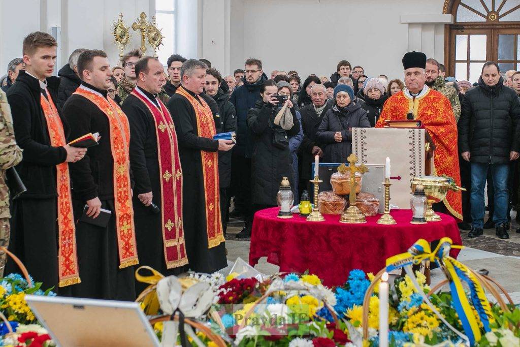 Франківці провели в останню путь 18-річного Героя Тараса Стахіва. ФОТОРЕПОРТАЖ