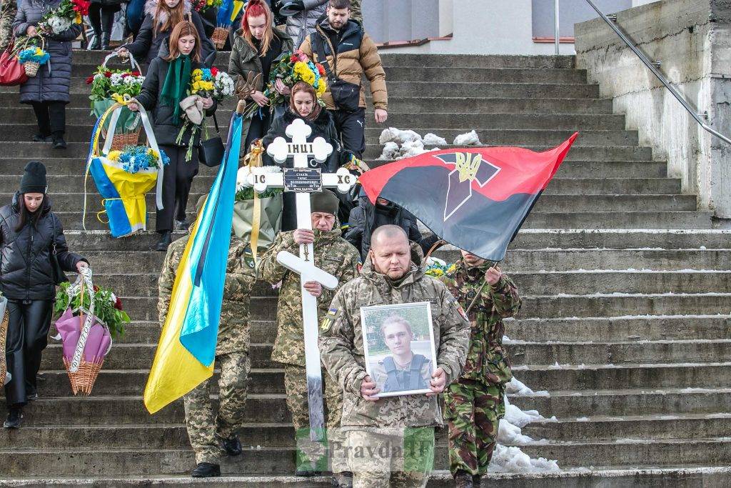 Франківці провели в останню путь 18-річного Героя Тараса Стахіва. ФОТОРЕПОРТАЖ