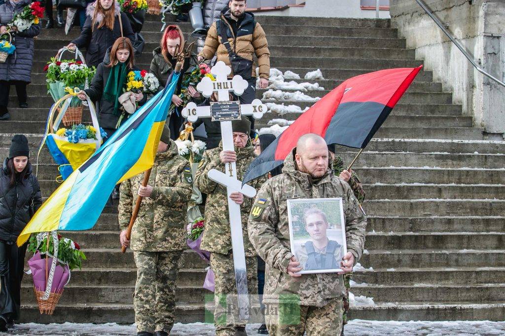 Франківці провели в останню путь 18-річного Героя Тараса Стахіва. ФОТОРЕПОРТАЖ