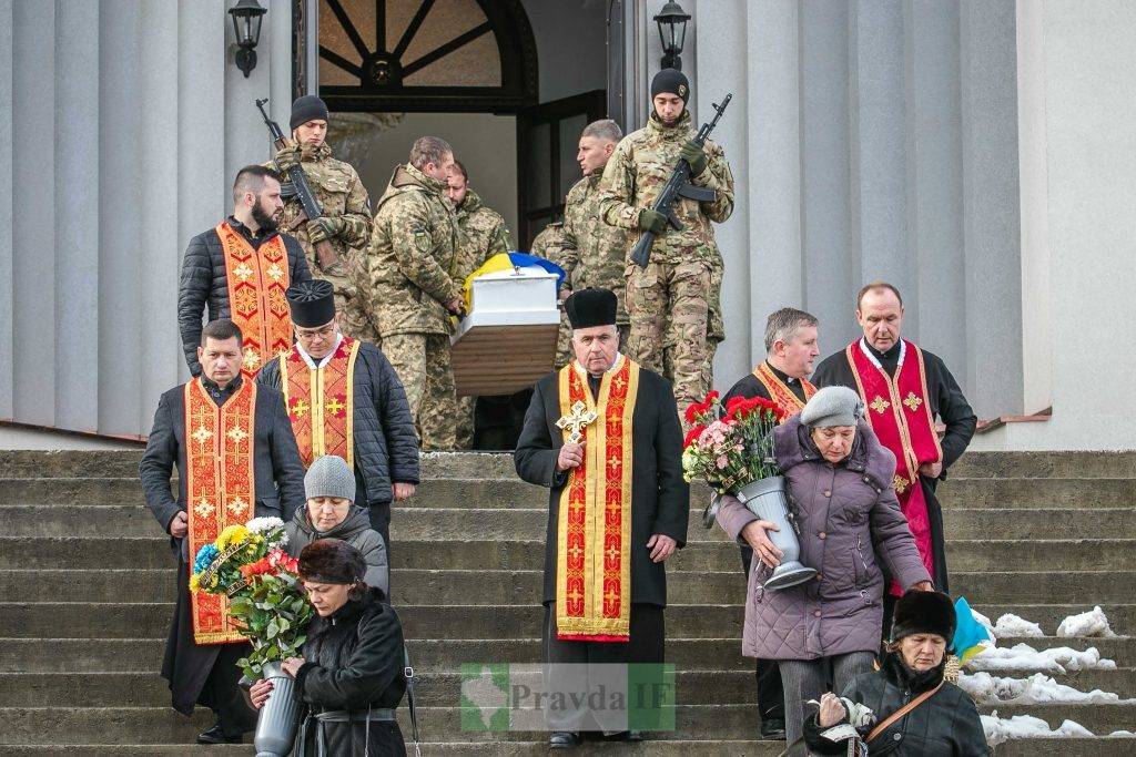 Франківці провели в останню путь 18-річного Героя Тараса Стахіва. ФОТОРЕПОРТАЖ