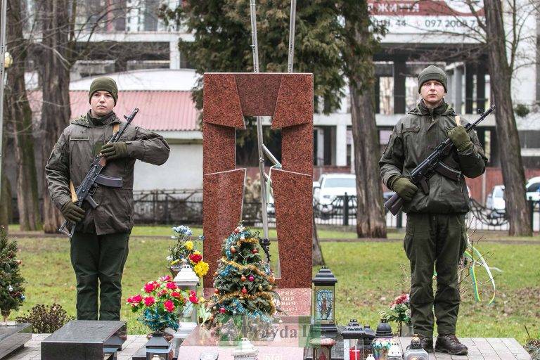 В Івано-Франківську вшанували пам'ять героїв Крут та полеглих захисників України