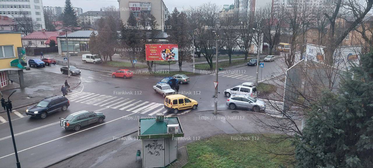 У Франківську трапилась ДТП за участю двох автівок