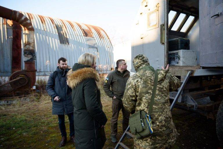 На передову з Франківська передали банно-пральний комплекс