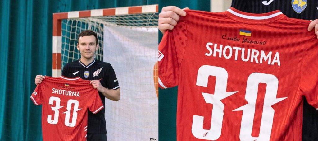 “Ураганівець” Петро Шотурма виставив на благодійний аукціон футболку з Ліги чемпіонів