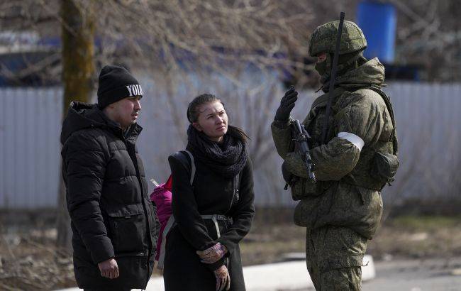 Жителів Криму змушують віддавати частину зарплати на потреби армії рф