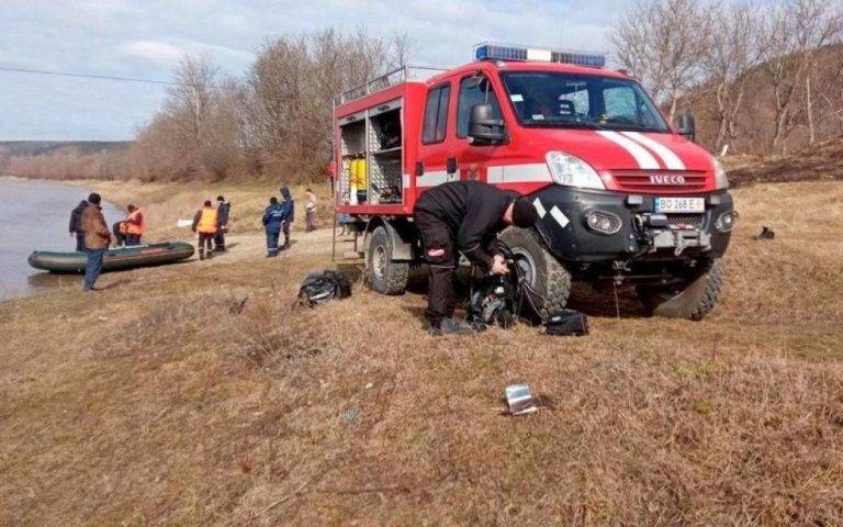 У Дністрі шукають чоловіка, який випав з човна зник під водою