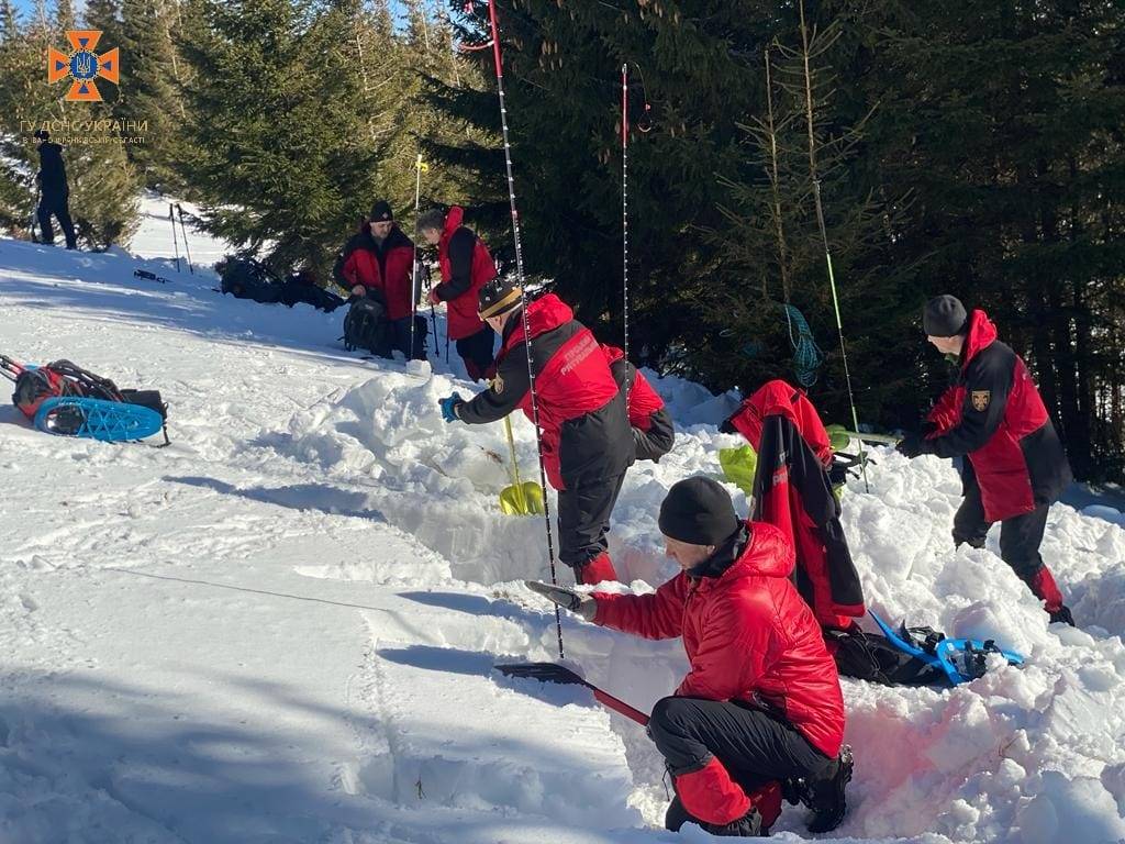 Прикарпатські рятувальники вчаться виявляти сніголавинну небезпеку