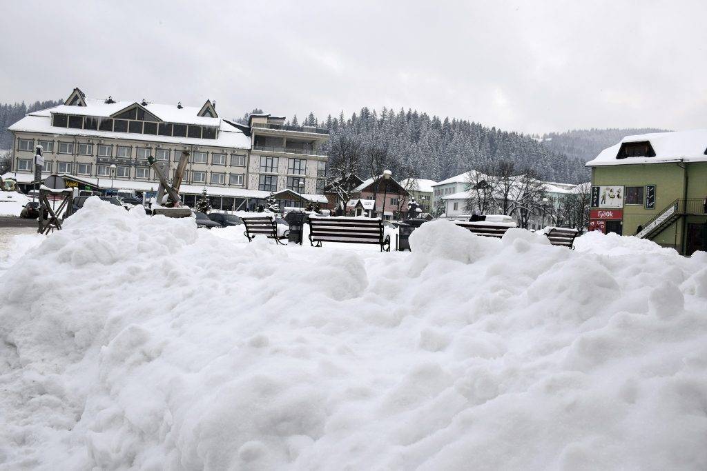 Верховинщину та Косівщину добряче засипало снігом