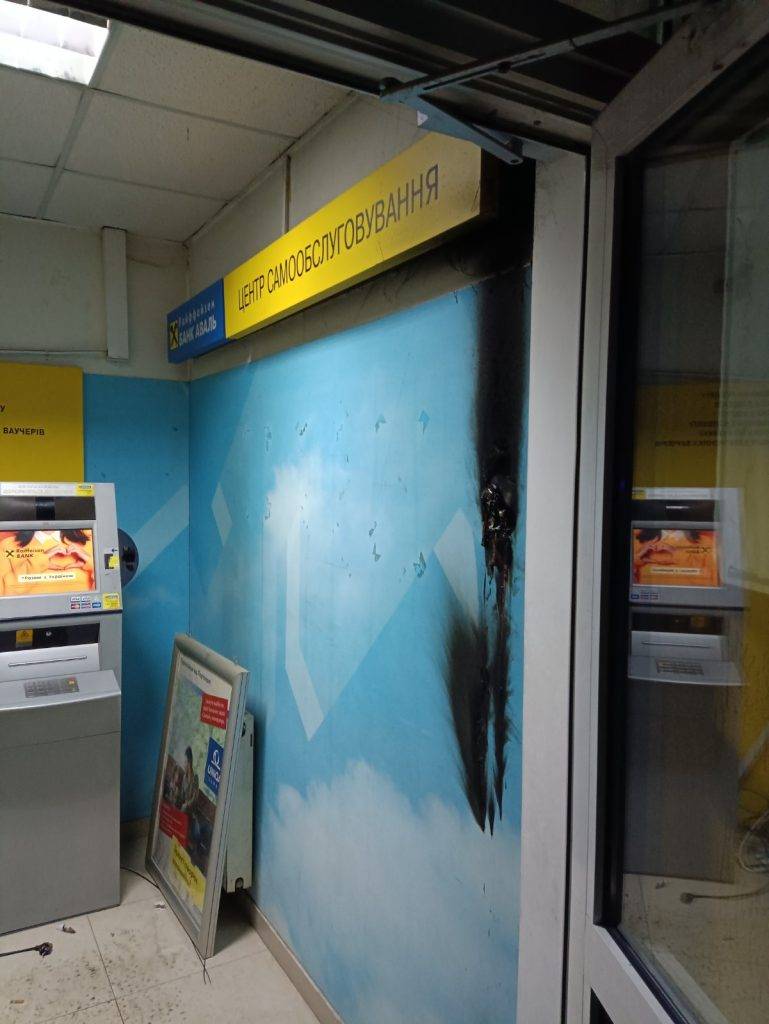 В Коломиї молодик пошкодив банкомат