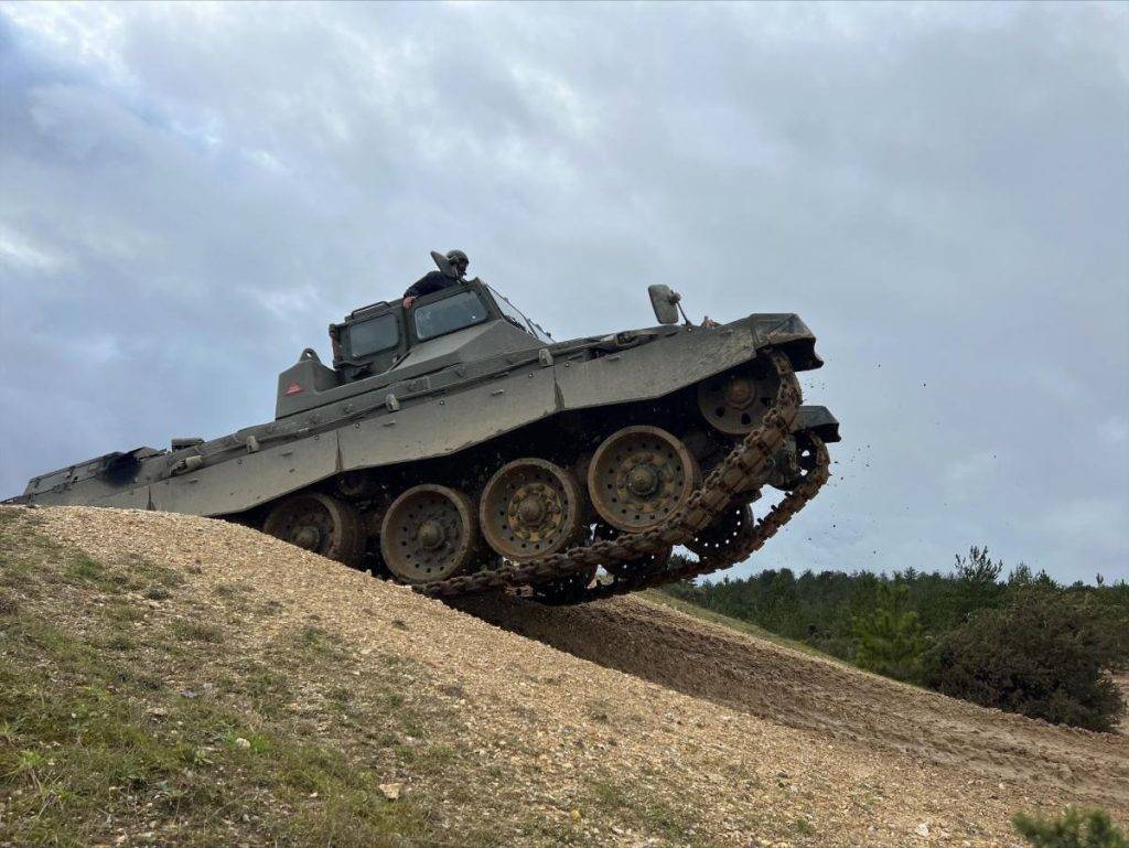 Українські військові швидко опанували керування танками Challenger 2