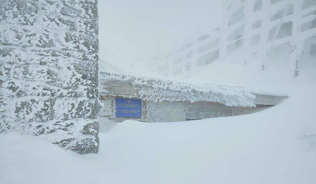 Хуртовина, обмежена видимість: В Карпатах ускладнюються погодні умови