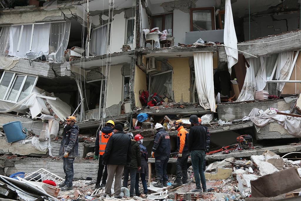 У Туреччині, через сильний землетрус, кількість загиблих становить вже майже 3 тисячі осіб