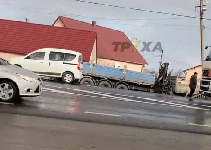 На Франківщині трапилась ДТП: авто злетіло з дороги