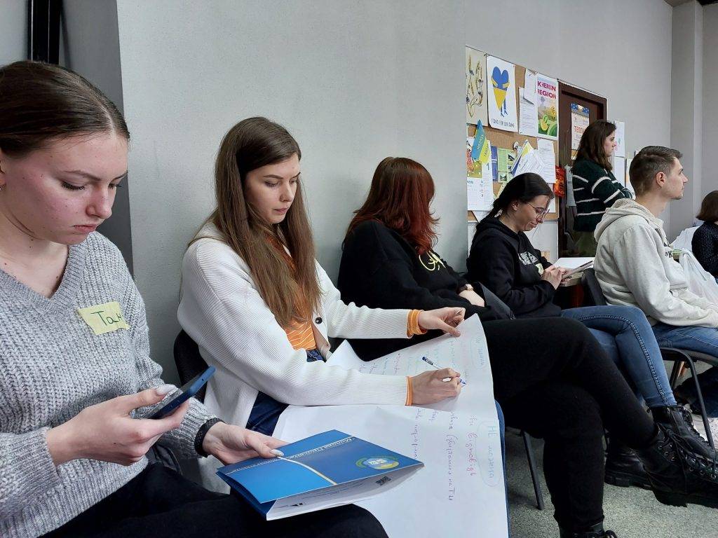 Франківські школярки організували для дорослих тренінг з працевлаштування