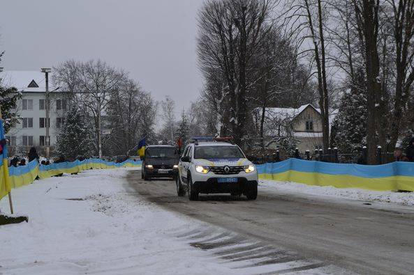 Жителі Солотвинської громади сьогодні на колінах зустріли тіло полеглого Героя Михайла Дроздюка