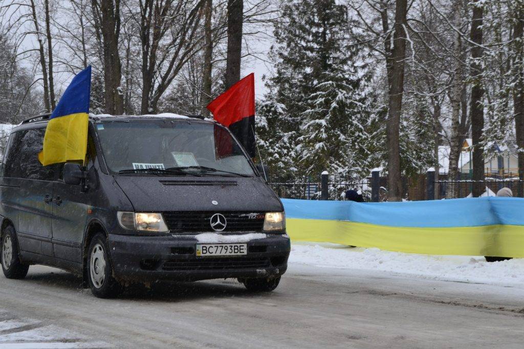 Жителі Солотвинської громади сьогодні на колінах зустріли тіло полеглого Героя Михайла Дроздюка