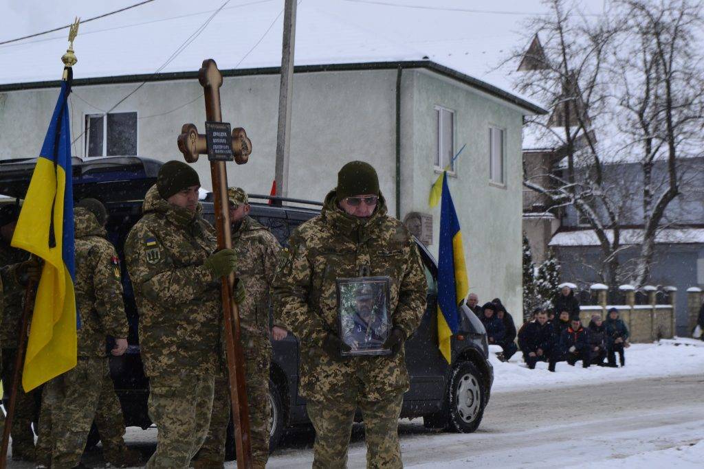 Жителі Солотвинської громади сьогодні на колінах зустріли тіло полеглого Героя Михайла Дроздюка